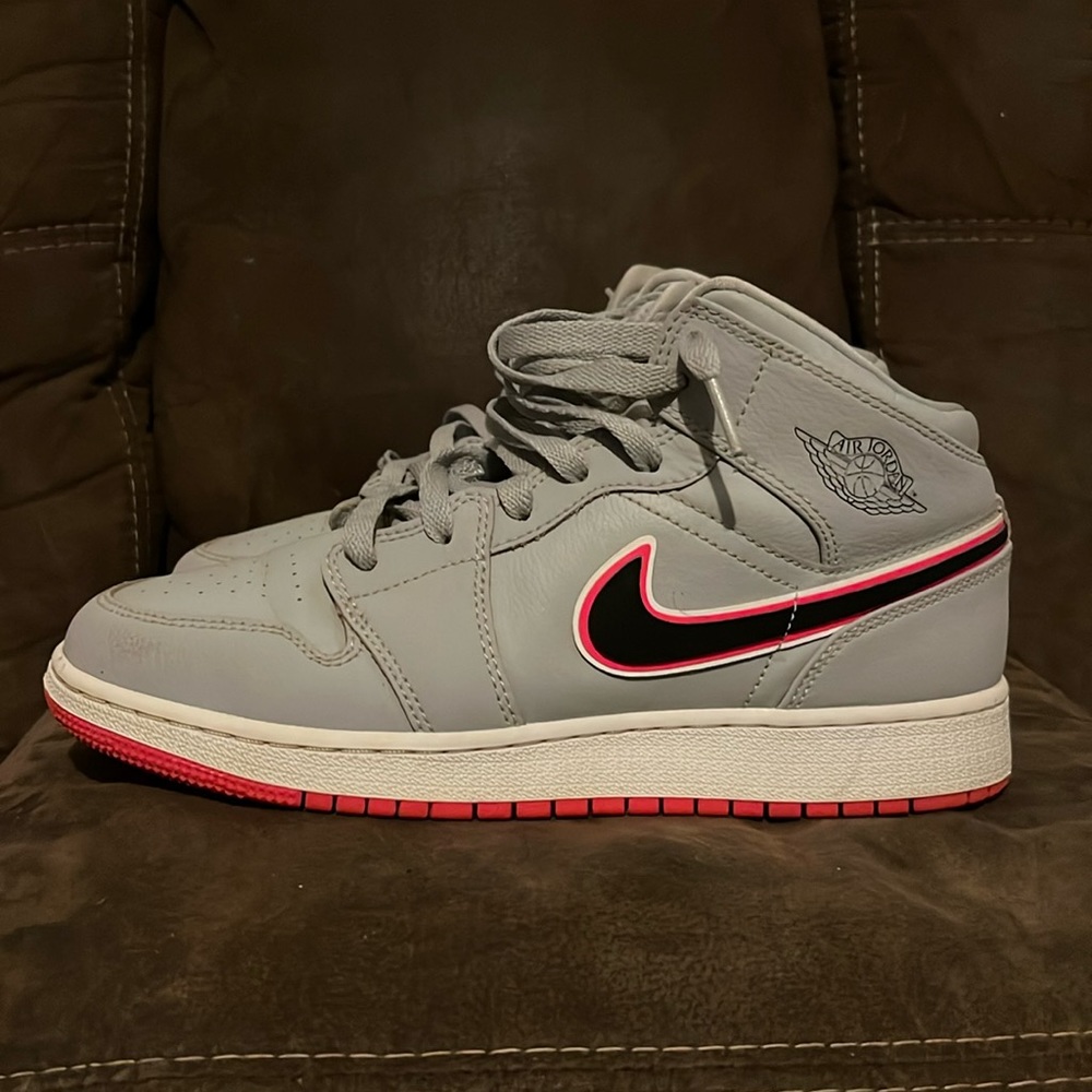 Jordan 1 mid wolf grey racer pink